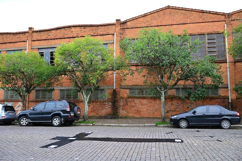 Rua Plácido de Castro, em frente ao prédio da Maesa