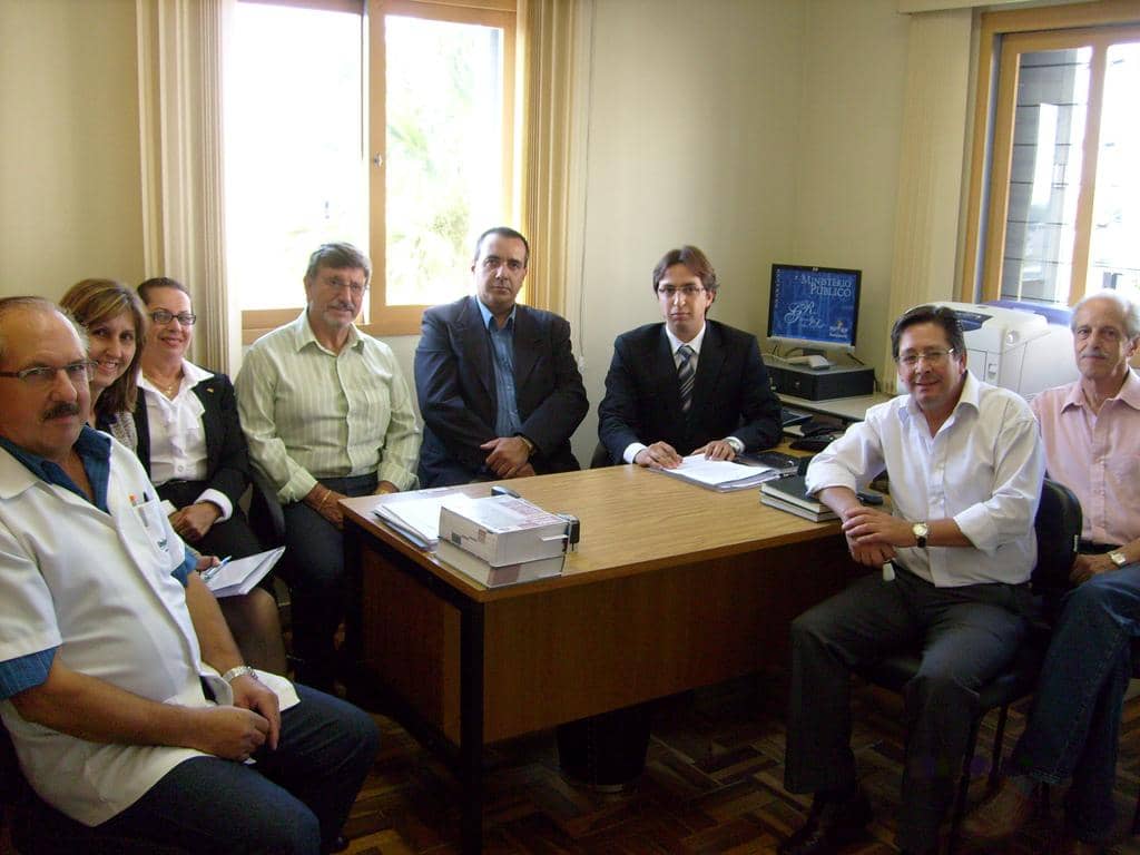 Promotor Fernando Alves durante reunião 