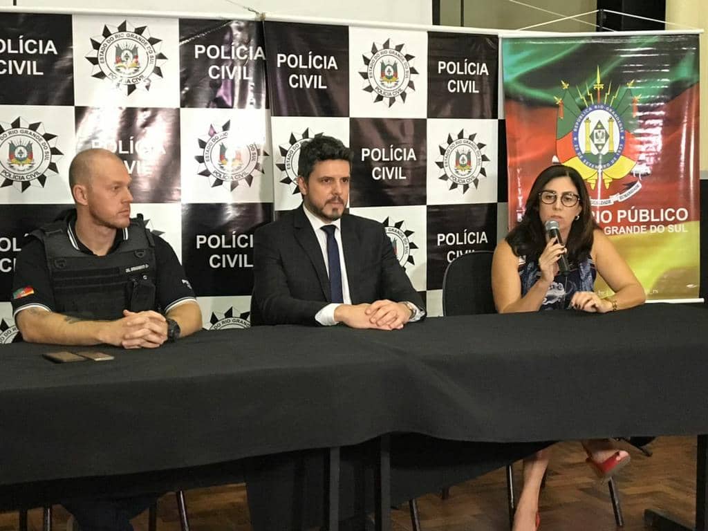 Josiene Menezes Paim (E) durante entrevista à imprensa