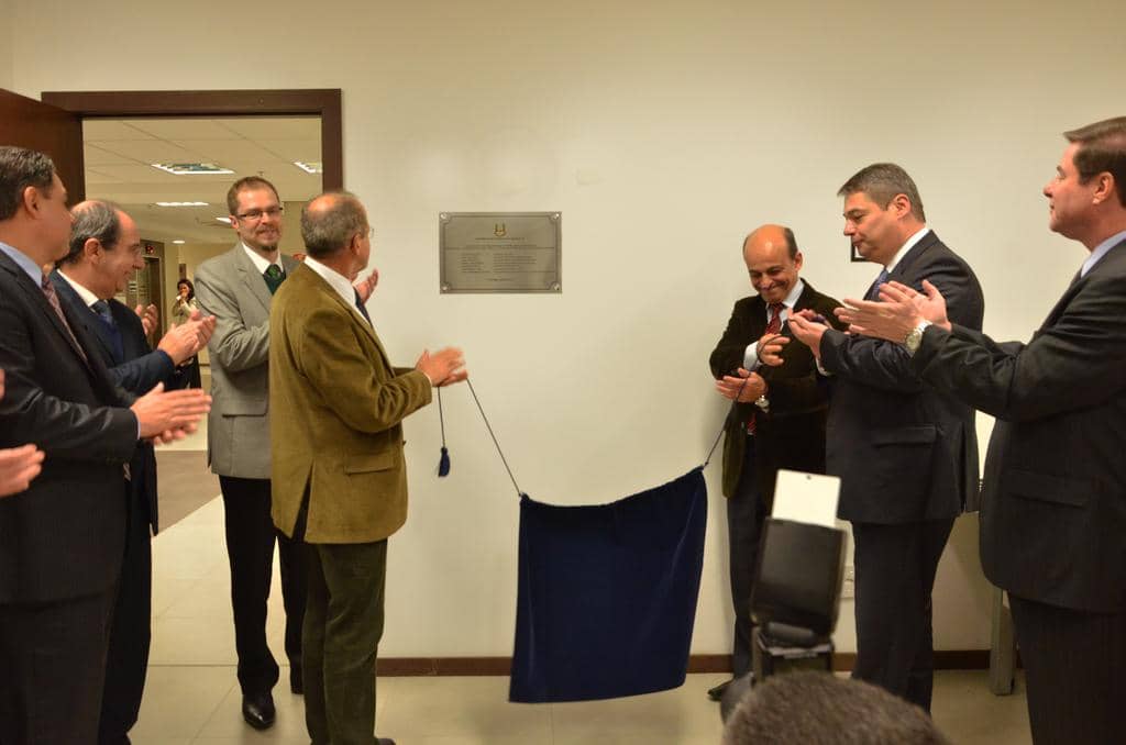 Momento de descerramento da placa