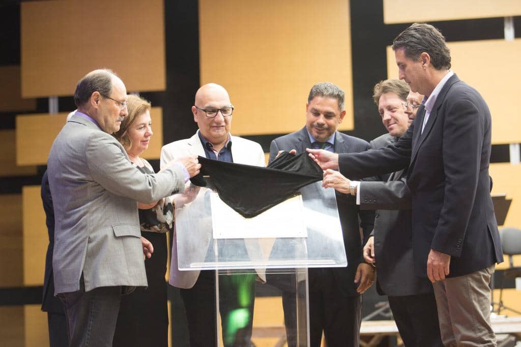 Momento do descerramento da placa de inauguração do espaço