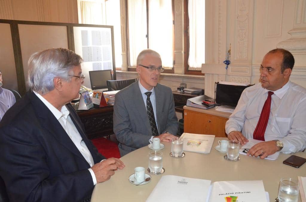 Paulo Odone, Alexandre Saltz e Flávio Helmann na reunião no Piratini