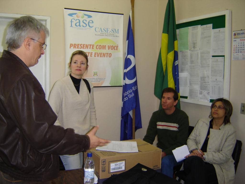 Promotora de Justiça Ivanise Jann de Jesus (de pé) durante a inspeção