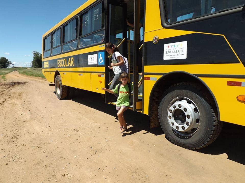 Estudantes chegando para o primeiro dia de aula