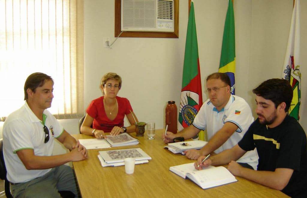 Promotora Cíntia Foster participou da reunião no Município