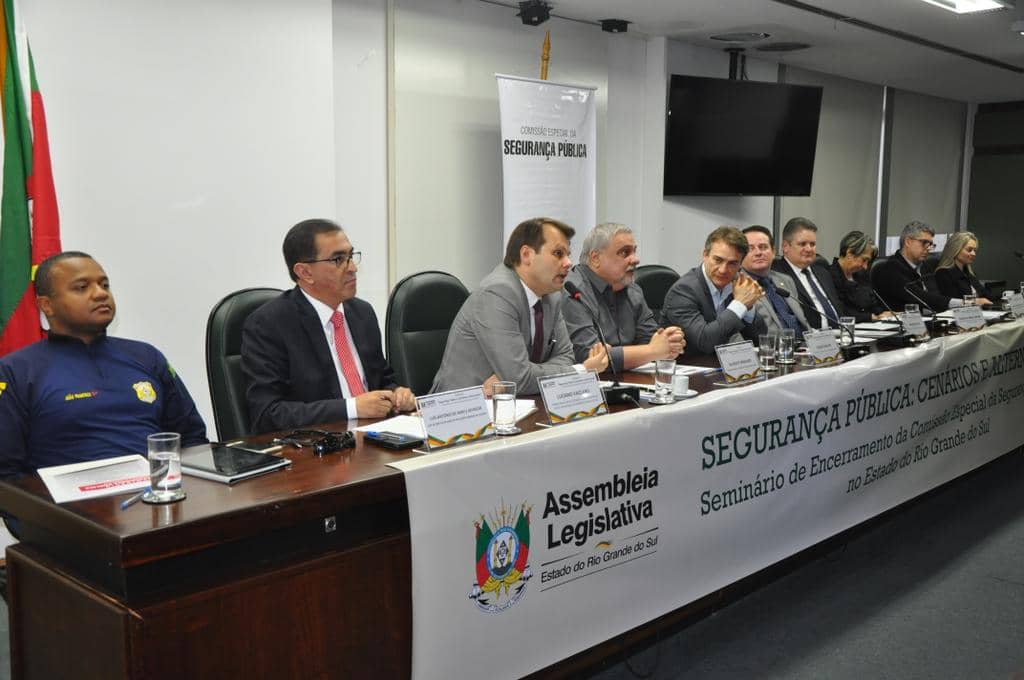 Mesa de autoridades que participaram dos debates