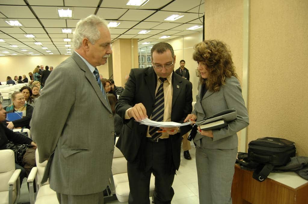 Ciro Simoni, Marden Marques Soares Filho e Cynthia Jappur durante a entrega do documento