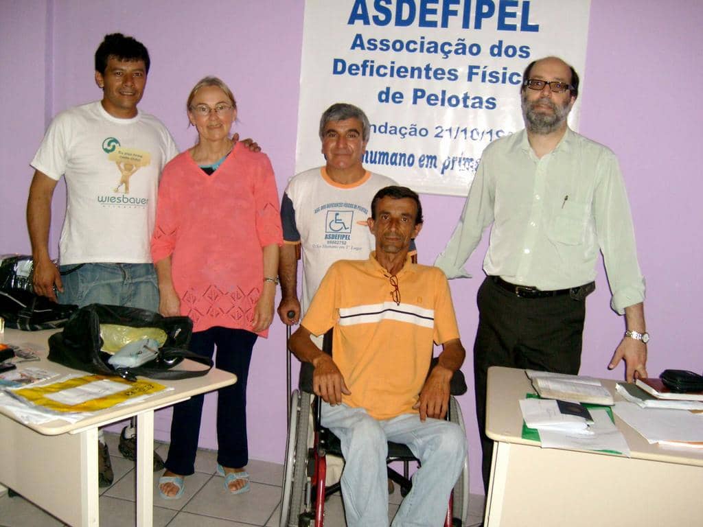 Promotor Charqueiro (à direita) com membros da entidade