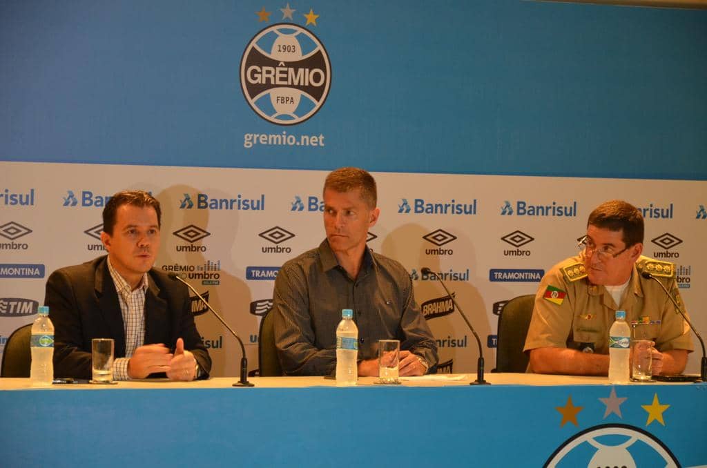 Seabra com CEO do Grêmio, Gustavo Zanchi, e Coronel Paulo Stocker na coletiva