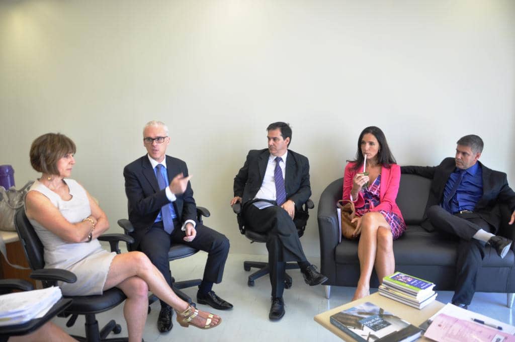 Ana Pellini (E) e Cesar Faccioli (D) receberam Alexandre Saltz, Roberval Marques e Ana Petrucci