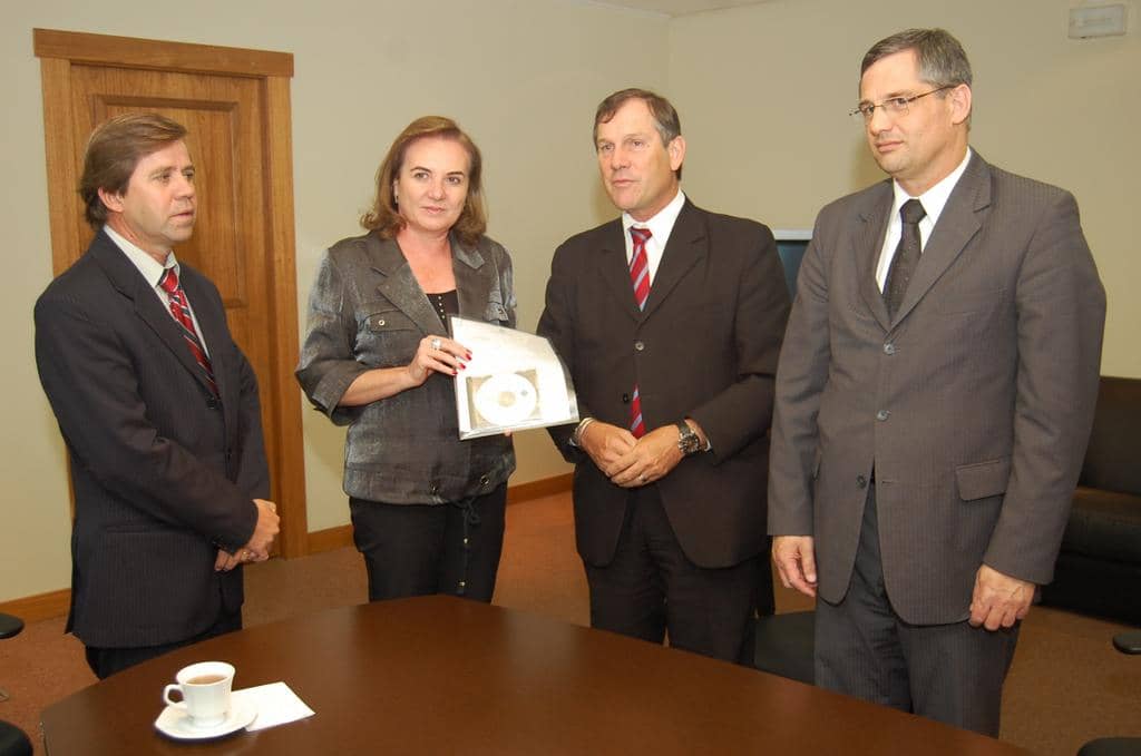 Procuradora-Geral recebe material do Secretário da Fazenda
