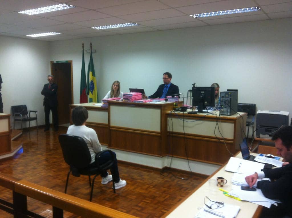Promotora Silvia Jappe (E, ao fundo) ouvindo uma das testemunhas