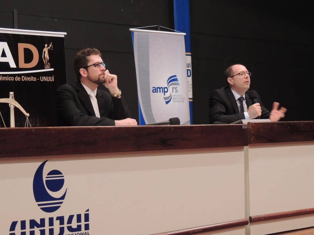 Coordenador do CAODH, Mauro Souza (D), palestrou sobre populações em situação de rua