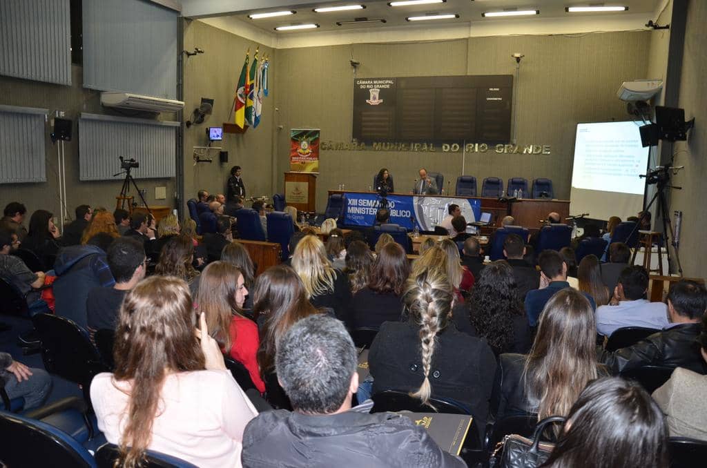 Mauro Rockenbach, ao fundo, fez palestra de abertura