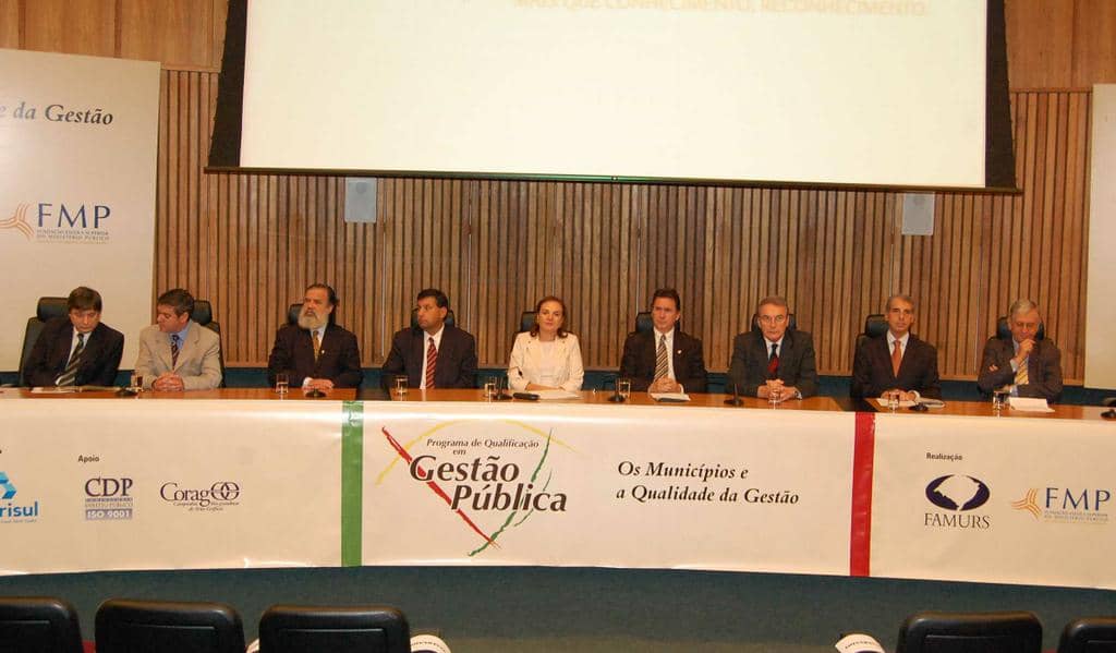 Mesa de abertura do evento