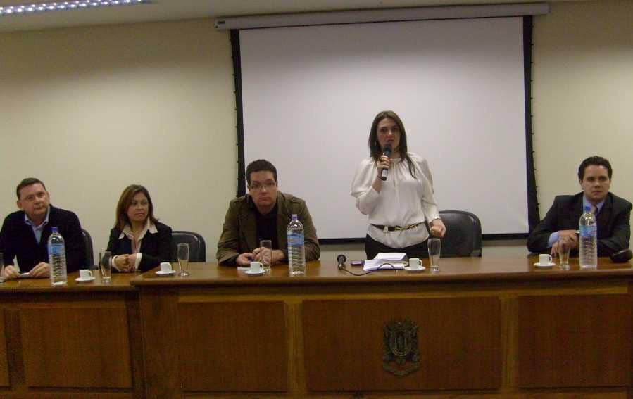 Promotora Ana Cirne fala aos participantes do seminário