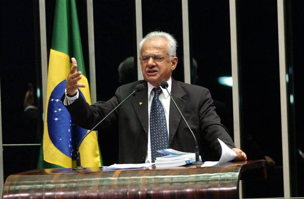 Senador Pedro Simon na Tribuna