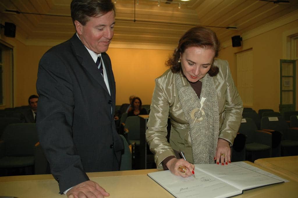 Simone Mariano da Rocha ao lado do presidente da ANJT, assina, como testemunha, o termo de posse
