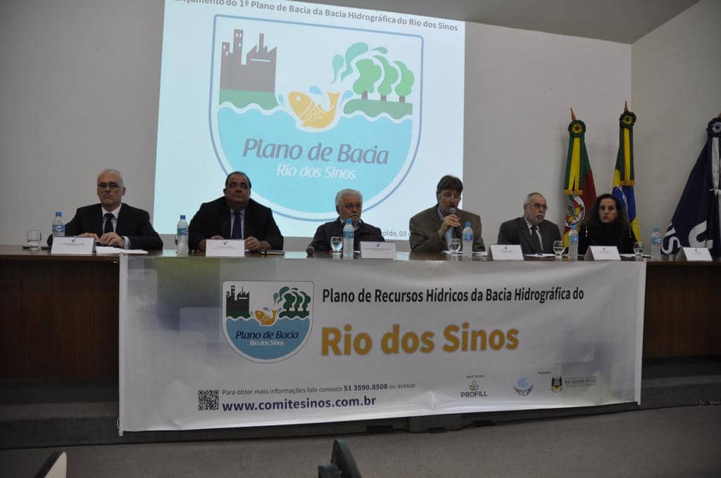 A mesa de honra do evento
