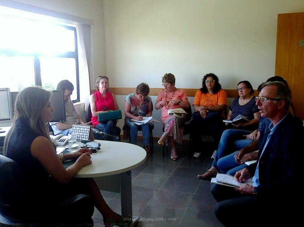 Promotora Mari Oni Santos da Silva (E) com representantes da comunidade
