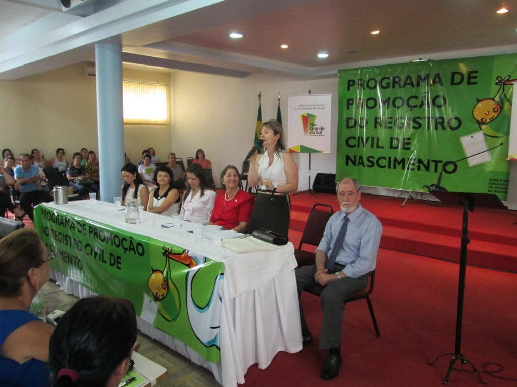 Ivanise Jann de Jesus (em pé) falou para um público...