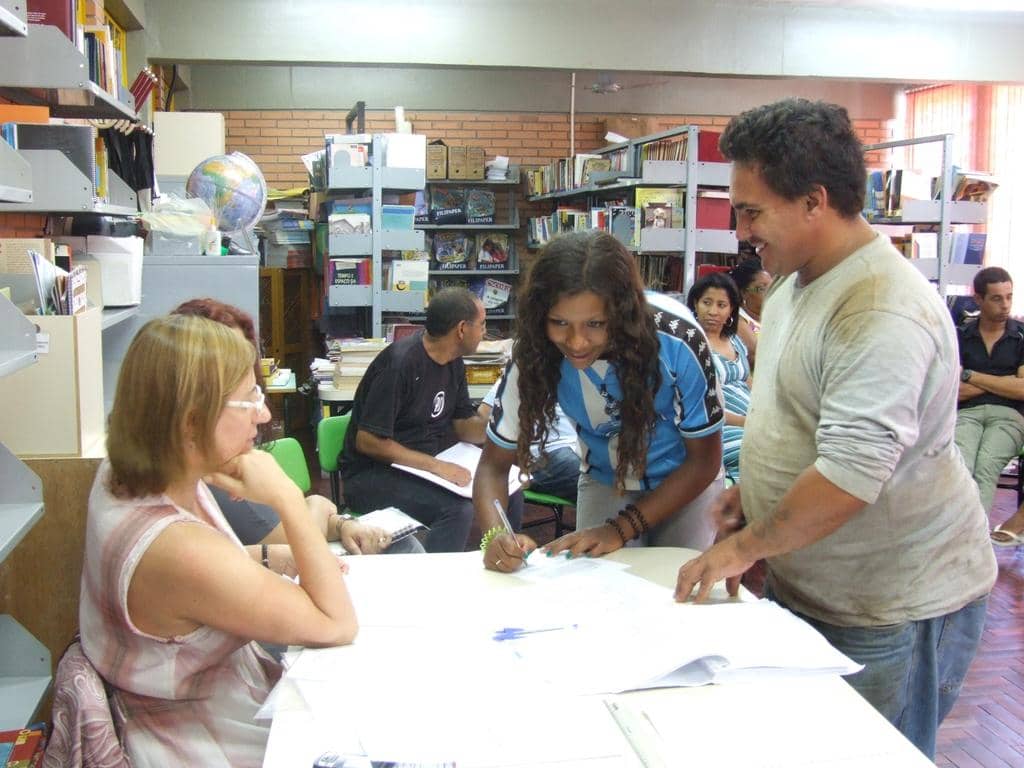 A promotora Synara Buttelli assinou um termo de compromisso com os pais de alunos infrequentes