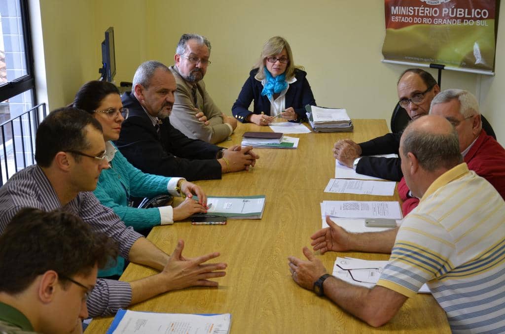 Ana Marchesan (ao fundo) assinou em nome do MP