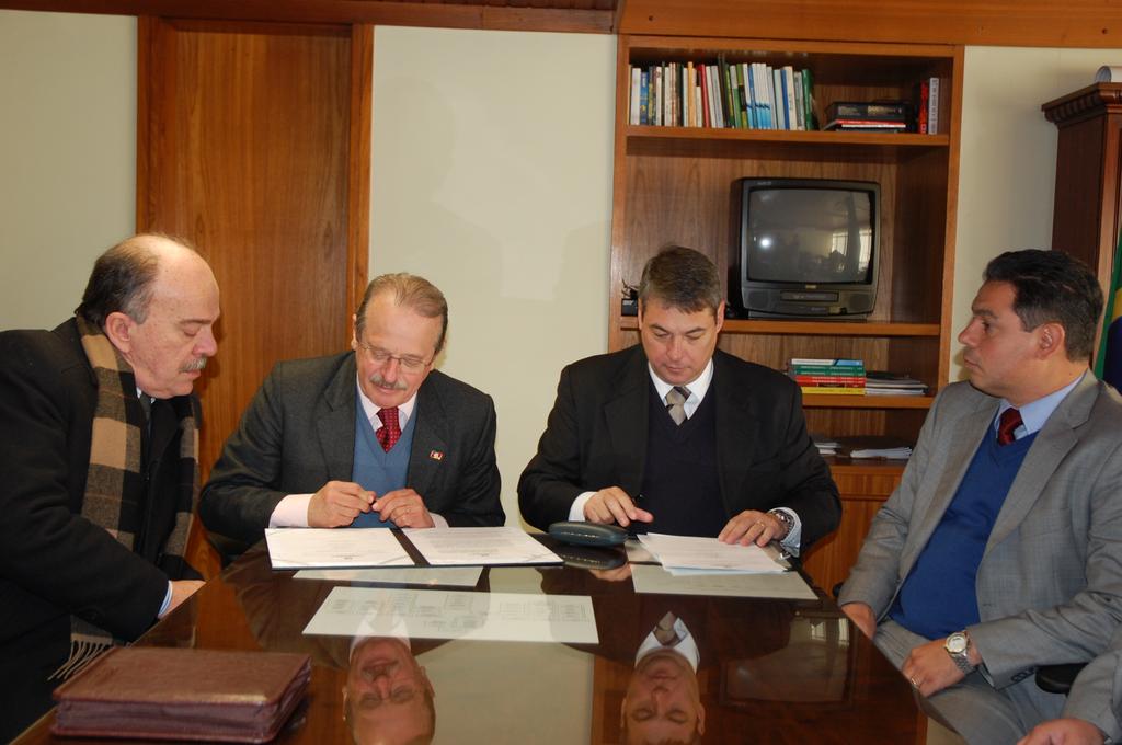 Airton Michels, Tarso Genro, Eduardo de Lima Veiga e Marcelo Dornelles durante assinatura