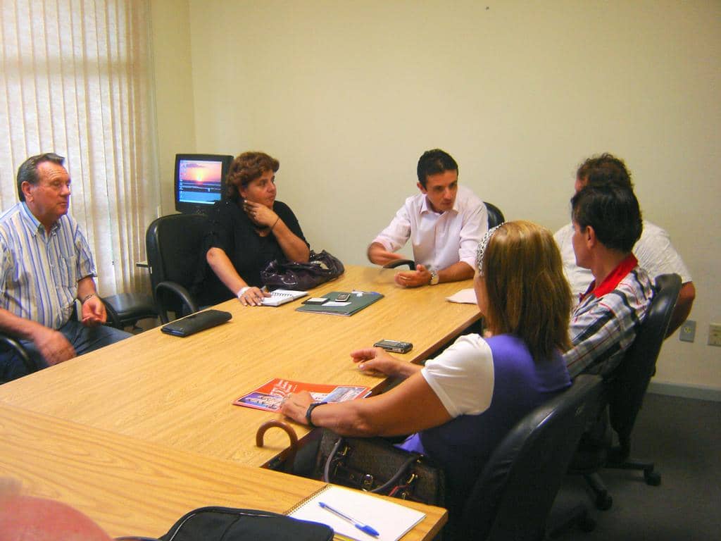 Promotor Antônio Augusto de Moraes (C) com representantes dos clubes