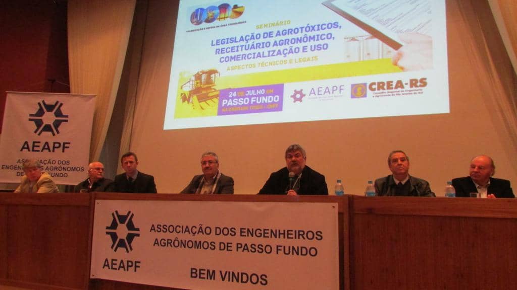 Mesa de abertura do evento