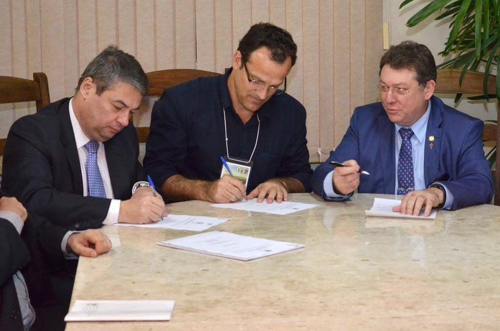 Eduardo de Lima Veiga, Cláudio Fioreze e Luiz Capoani assinaram o termo