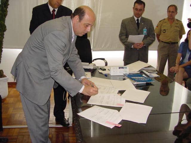 Velasquez assina termo