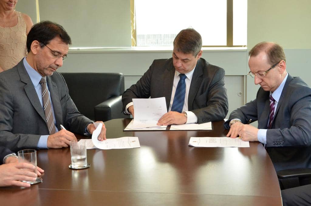 Eduardo de Lima Veiga (centro), Cezar Miola (direita) e Odir Tonollier (esquerda) assinaram o Termo