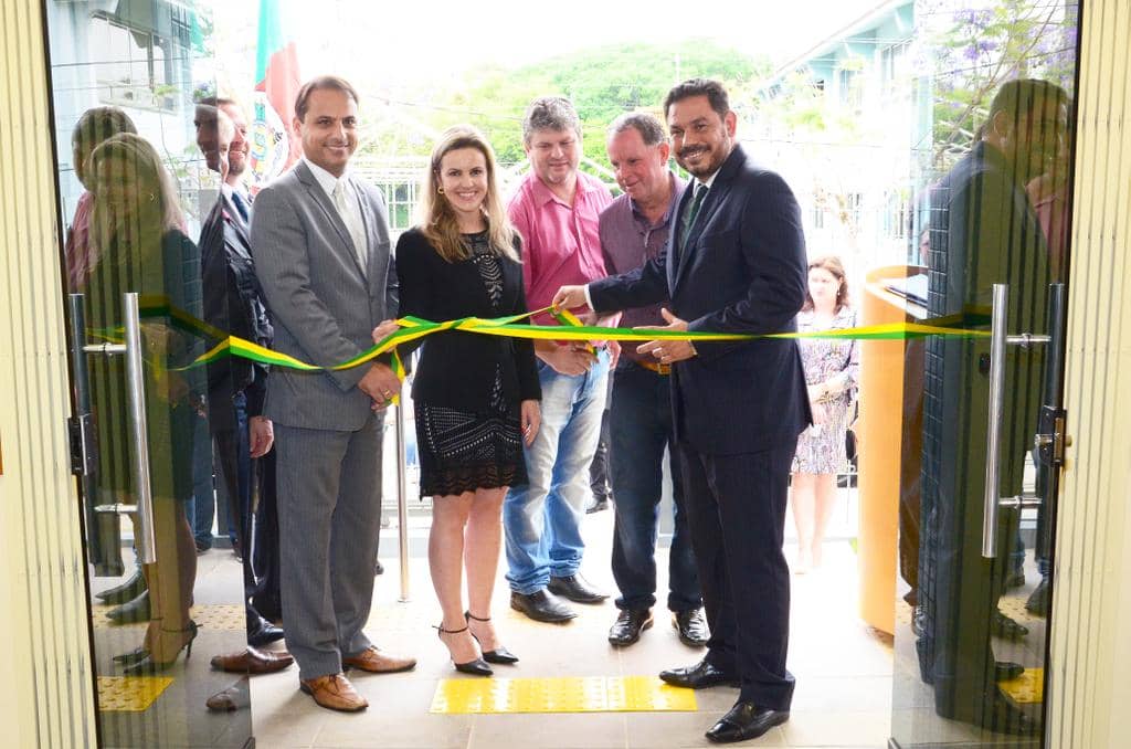 Momento do desenlace da fita inaugural...