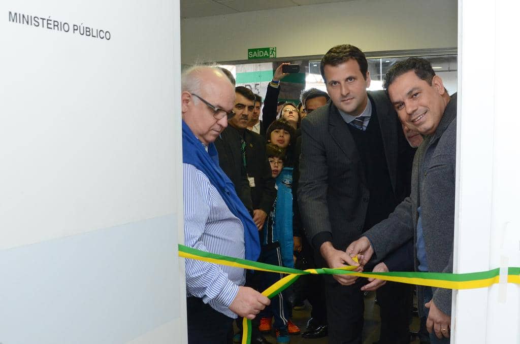 Descerramento da faixa...