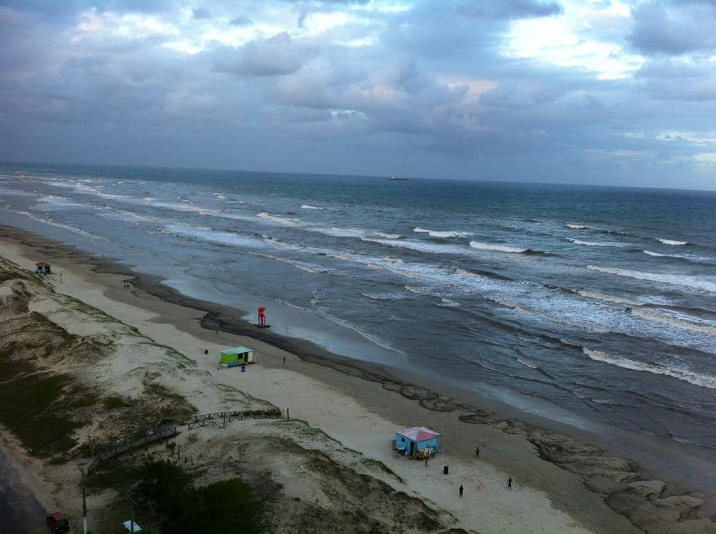 Vazamento de óleo atingiu praia de Tramandaí