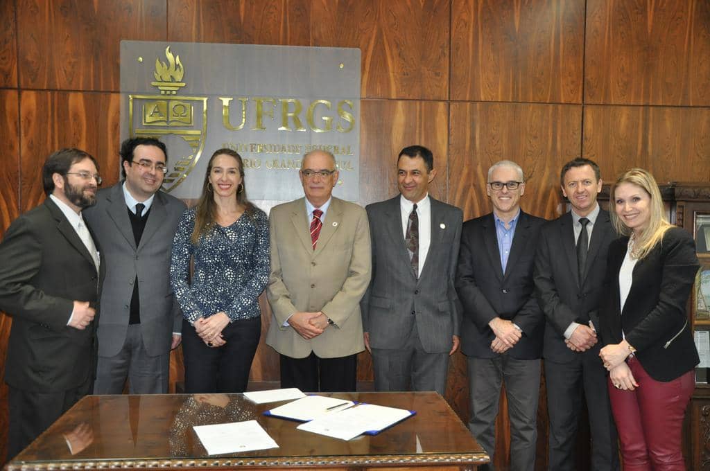 Membros do MP e da Reitoria da Universidade logo após a assinatura