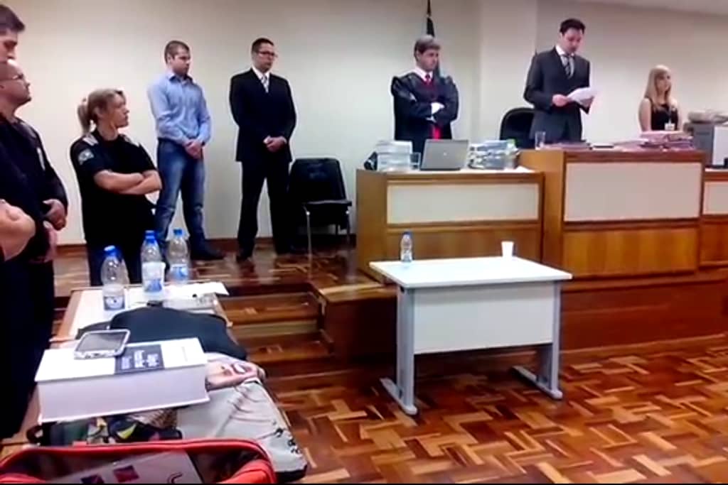 Promotor Bill Jerônimo Scherer (3º da D para E) representou o MP no ...