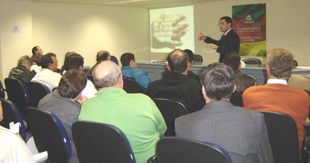 Promotor Luís Augusto falou sobre leis que prevêem fechamento de bares a determinada hora