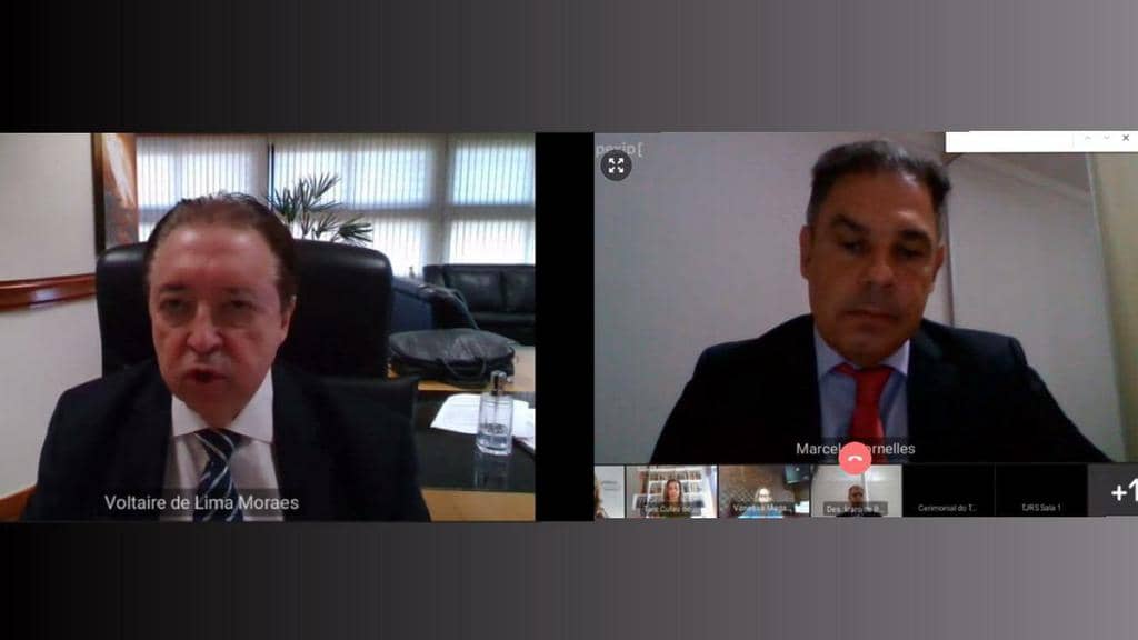 Marcelo Dornelles e o presidente do TJRS, desembargador Voltaire de Lima Moraes, durante a cerimônia