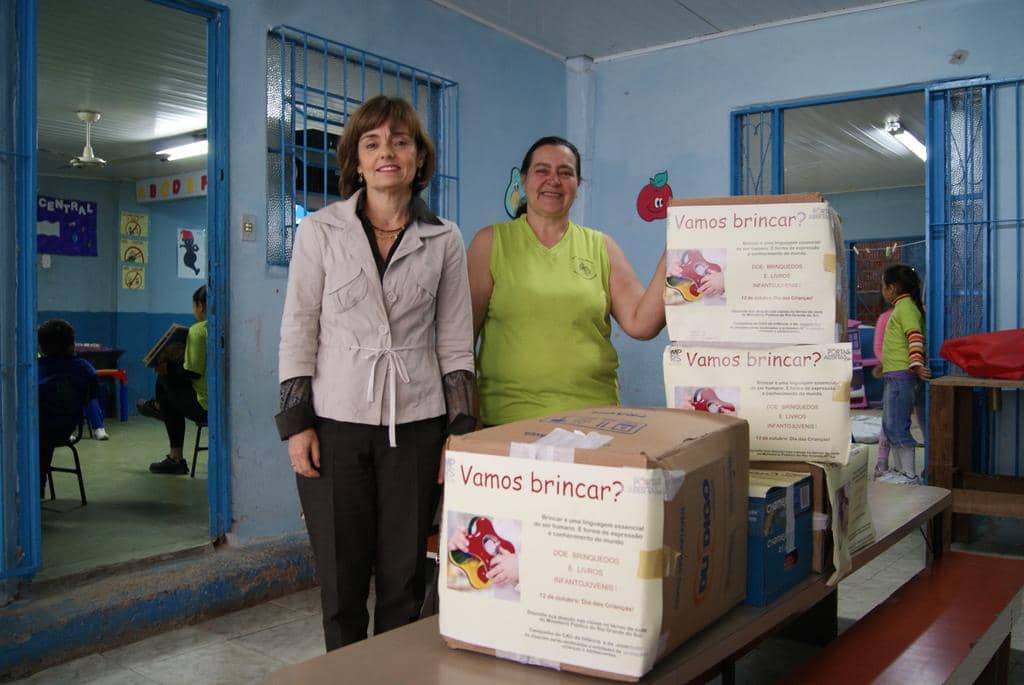 Brinquedos também foram entregues na Vila Pinto