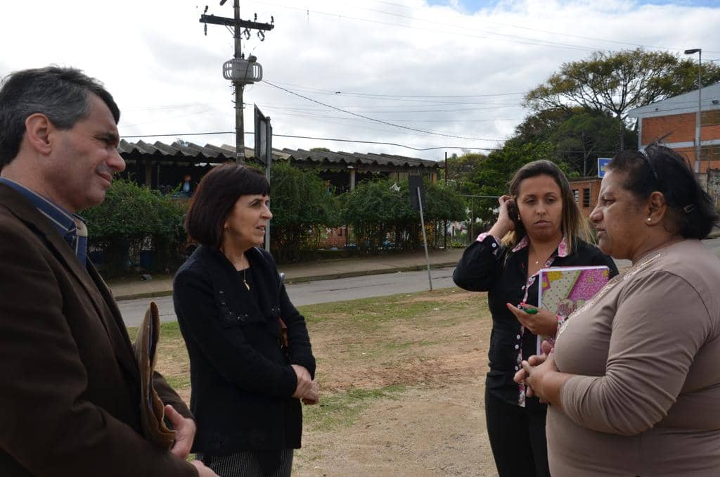 Maria Regina (C) ouviu o relato da líder comunitária