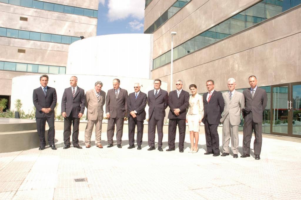 Rigotto e Bandeira Pereira (1º e 2º da e para direita) junto com demais integrantes da Administração