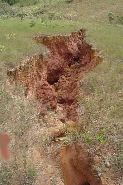 Voçorocas são oriundas da erosão subterrânea causada por águas pluviais