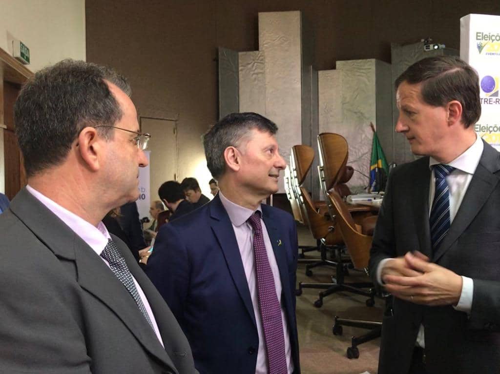 Rodrigo Zilio com o presidente do TRE-RS, Jorge Dall' Agnol e o procurador eleitoral, Luiz Weber