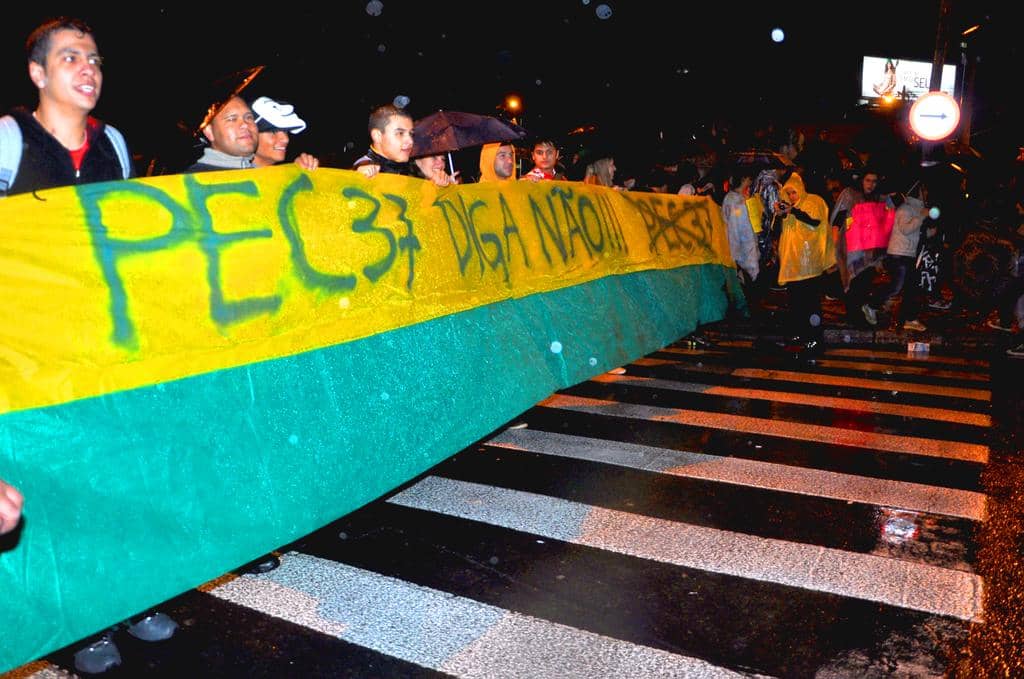 A PEC 37 está entre os protestos do cidadão...
