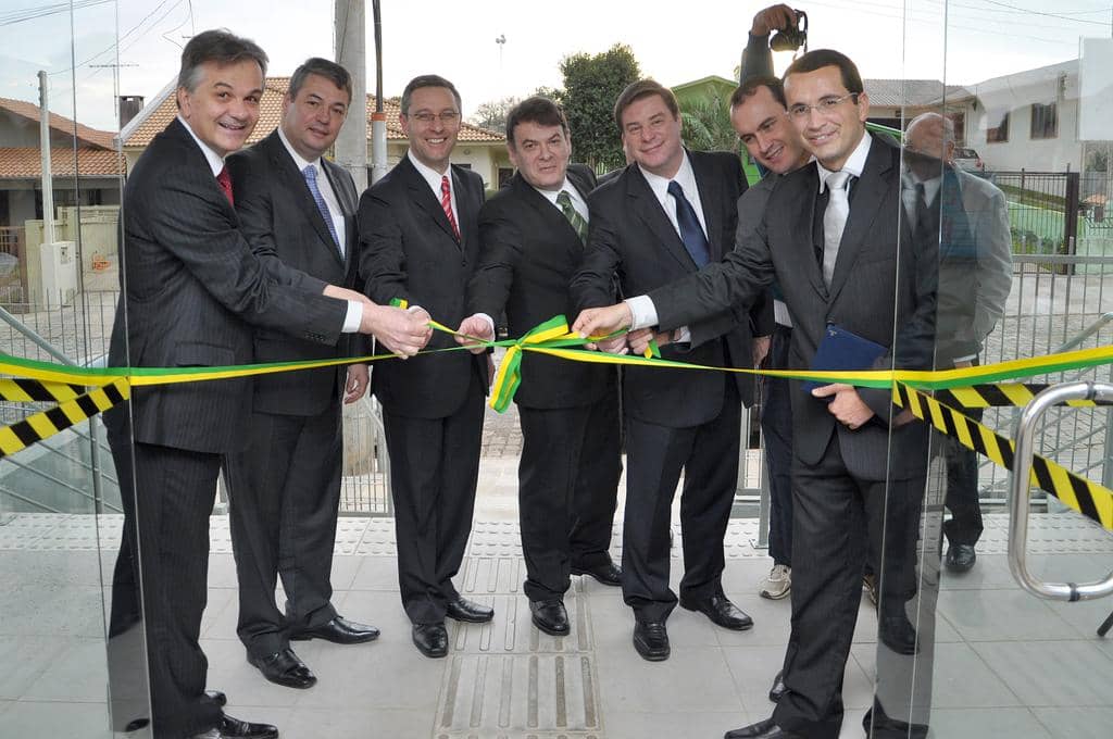 Momento do desenlace da fita inaugural