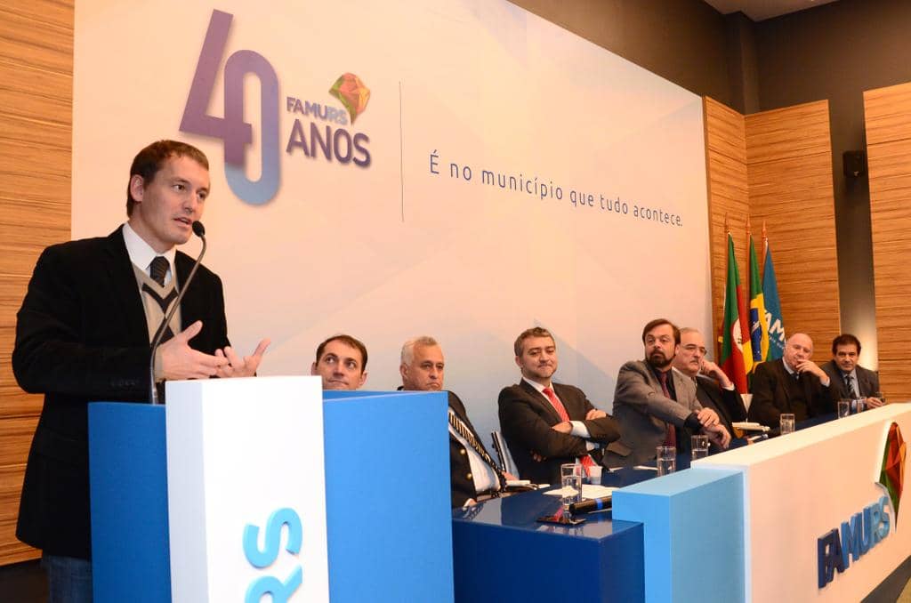 Subprocurador-Geral Institucional durante sua manifestação em evento da Famurs